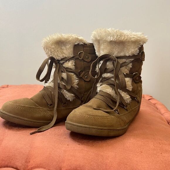 Guess Brown Sueded Lace Up Boots with Faux Fur Trim - Size 8.5 - Picture 4 of 10